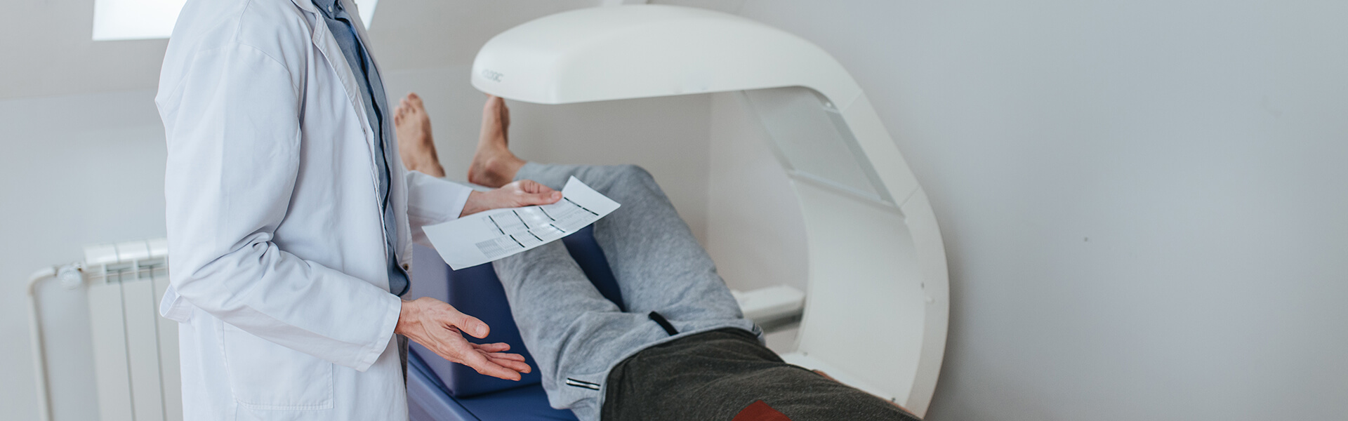 knochen Patient liegt in einem Gerät zu Knochendichtemessung